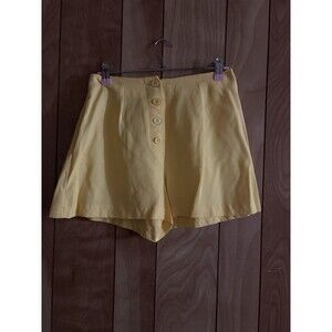 Tracy Evan’s Women’s yellow high-waisted shorts with front buttons Size 7